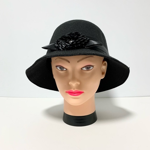❣️2/$40❣️ Black Cloche Hat With flower - Picture 2 of 6